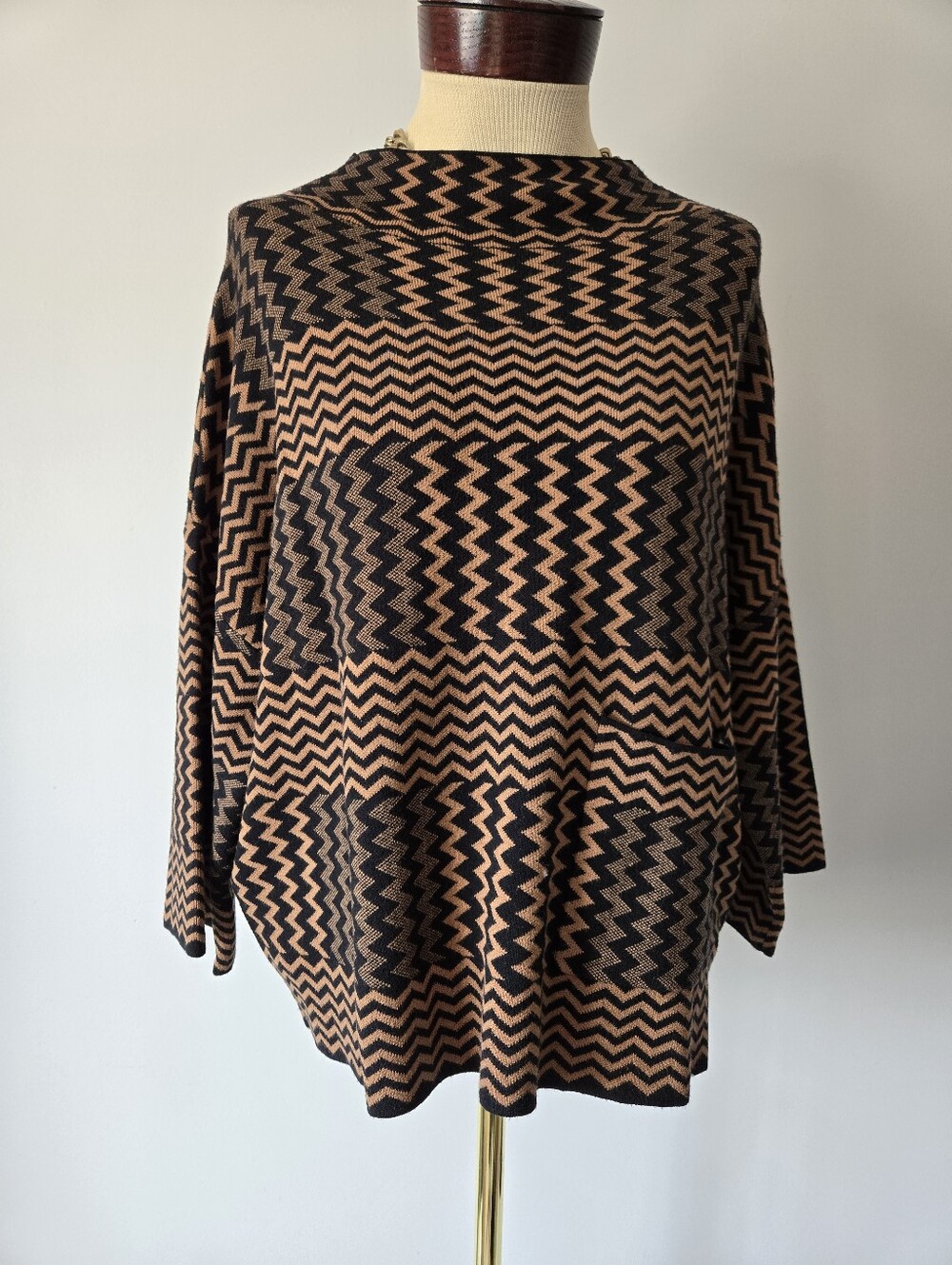 Gabby Isabella Black and Camel Zigzag Knit Top. Size XS